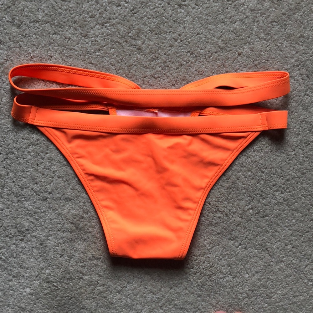 Bikini - Picture 2 of 7